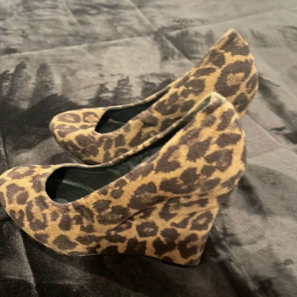 Vera Wang lavender wedge leopard/cheetah heels suede fabric size 6 1/2